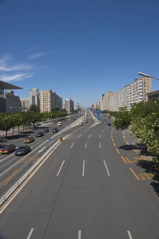无人,摄影师,竖图,俯视,彩色,室外,白天,城市,街道,路灯,北京,中国,亚洲,车辆,交通,楼房,东方,建筑物,树木,现代化,蓝天,阳光,摄影,晴天,整洁,长安街,摄像师,马路,高角度拍摄,旅行,bj174