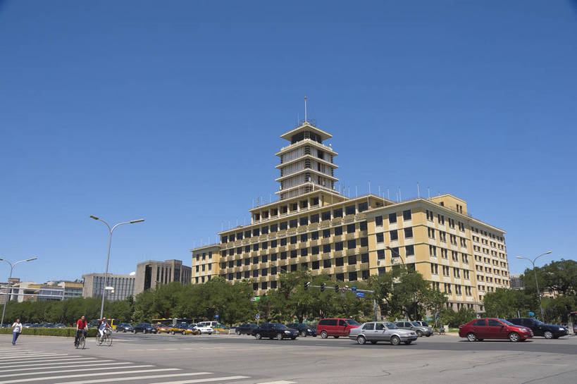 摄影师,横图,彩色,室外,白天,仰视,城市,街道,路灯,北京,中国,亚洲,行人,车辆,交通,楼房,东方,建筑物,树木,现代化,蓝天,阳光,摄影,晴天,整洁,长安街,摄像师,马路,旅行,bj174