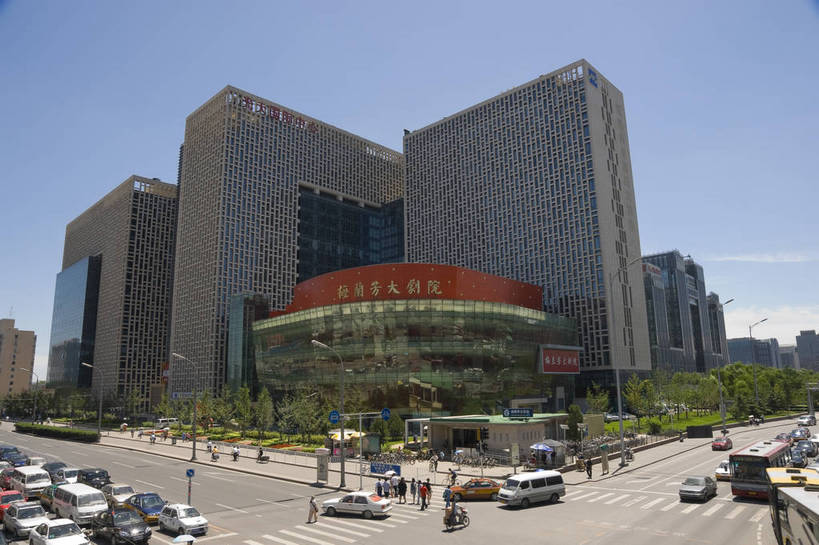 演员,摄影师,横图,彩色,室外,白天,城市,街道,剧院,北京,中国,亚洲,行人,艺术,车辆,文化,东方,树木,现代化,蓝天,阳光,气派,艺术家,摄影,晴天,整洁,文明,中国文化,戏剧,京剧,摄像师,戏曲,国粹,皮黄,旅行,高层建筑,国剧,京戏,平剧,中国戏曲,传统文化,梅兰芳大剧院,京剧演员,梅兰芳,梅畹华,bj174