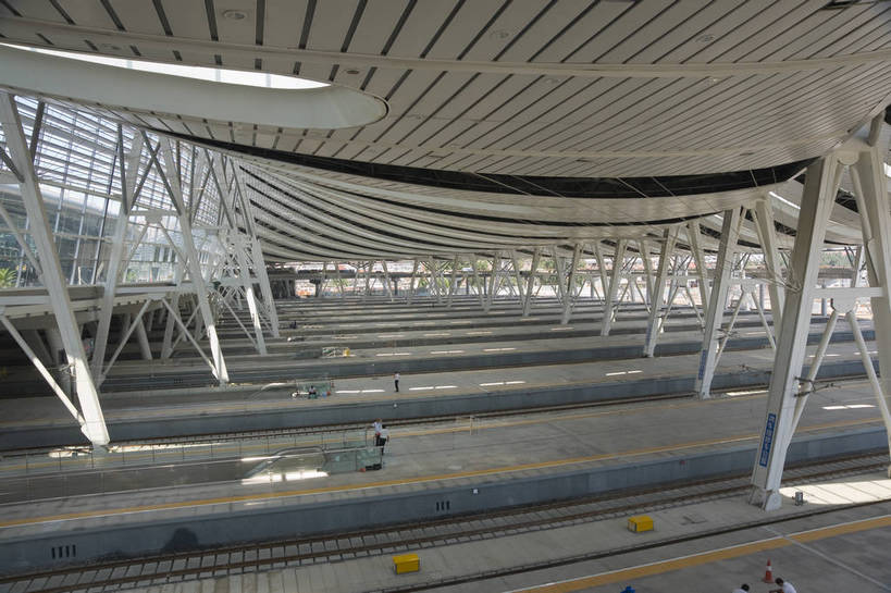 无人,摄影师,火车站,横图,俯视,彩色,室内,白天,旅游,城市,建筑,北京,中国,亚洲,轨道,站台,现代化,阳光,经济,晴天,摄像师,高角度拍摄,标志性建筑,北京南站,bj174