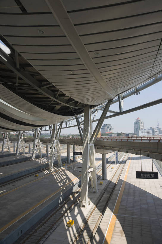 无人,摄影师,火车站,竖图,俯视,彩色,室内,白天,旅游,城市,建筑,北京,中国,亚洲,轨道,站台,现代化,阳光,经济,晴天,摄像师,高角度拍摄,标志性建筑,北京南站,bj174