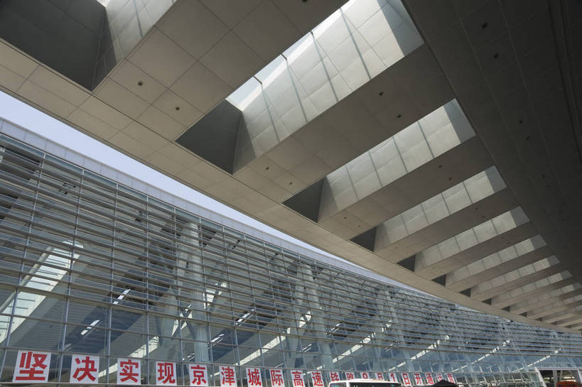 无人,摄影师,火车站,横图,彩色,室外,白天,仰视,旅游,城市,道路,建筑,北京,中国,亚洲,现代化,阳光,天,经济,晴天,摄像师,标志性建筑,北京南站,bj174