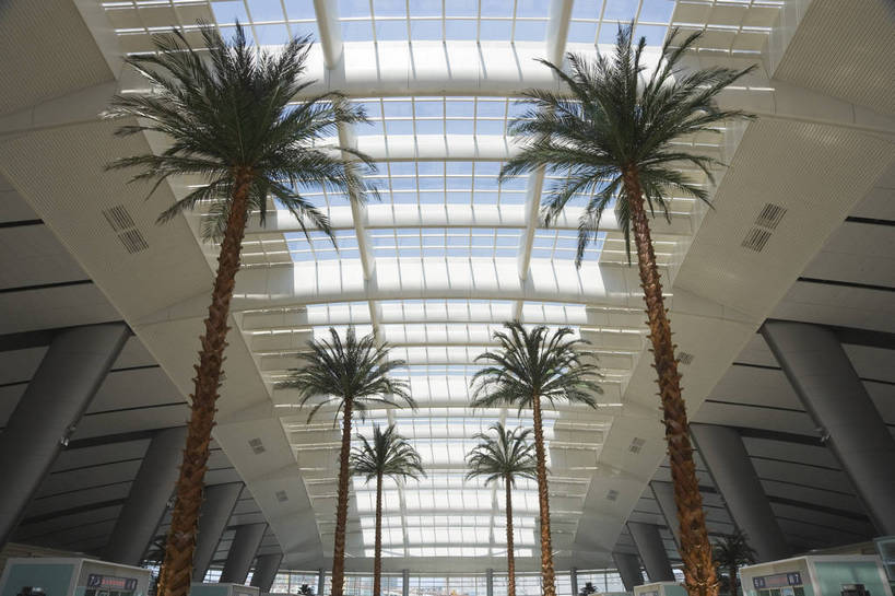 无人,摄影师,火车站,横图,彩色,室内,白天,仰视,旅游,城市,道路,建筑,北京,中国,亚洲,树木,现代化,阳光,天,经济,晴天,摄像师,标志性建筑,北京南站,bj174