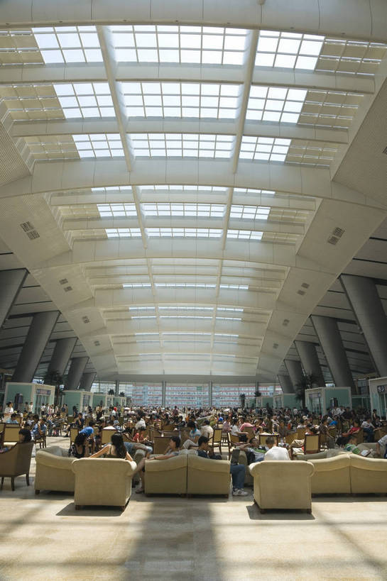 摄影师,火车站,竖图,彩色,室内,白天,旅游,城市,建筑,北京,中国,亚洲,灯光,旅客,现代化,风景,阳光,一群人,经济,晴天,整洁,明亮,舒适,候车室,宽敞,喧闹,摄像师,标志性建筑,北京南站,bj174