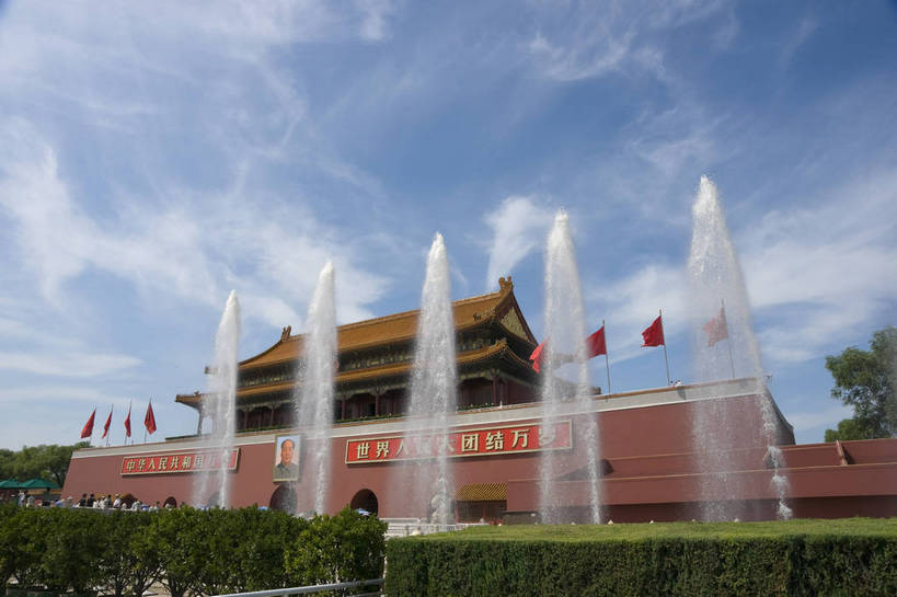 摄影师,天安门,横图,彩色,室外,白天,旅游,名胜古迹,建筑,喷泉,北京,中国,亚洲,游人,古老,壮观,古迹,历史,文化,文物,遗址,名胜,白云,蓝天,阳光,晴天,雄伟,文明,摄像师,bj174