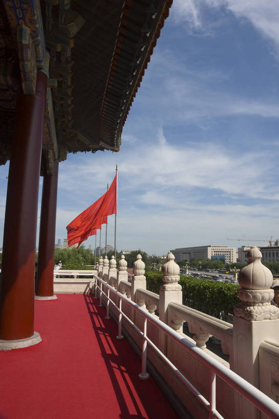 无人,摄影师,竖图,彩色,室外,白天,旅游,名胜古迹,建筑,国旗,北京,中国,亚洲,古老,壮观,古迹,历史,文化,文物,遗址,名胜,白云,蓝天,阳光,晴天,雄伟,文明,摄像师,天安门城楼,bj174