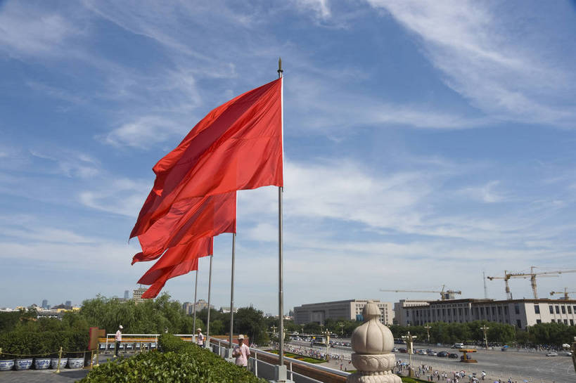 无人,摄影师,横图,彩色,室外,白天,旅游,名胜古迹,建筑,国旗,北京,中国,亚洲,古老,壮观,古迹,历史,文化,文物,遗址,名胜,白云,蓝天,阳光,晴天,雄伟,文明,摄像师,天安门城楼,bj174