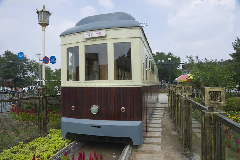 摄影师,横图,彩色,室外,白天,旅游,名胜古迹,建筑,汽车,电车,北京,中国,亚洲,游人,古老,历史,文化,车,白云,风景,蓝天,阳光,交通工具,热闹,晴天,有轨电车,文明,载具,摄像师,前门大街,铛铛车,bj174