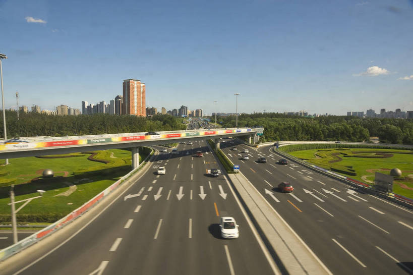 无人,摄影师,横图,彩色,室外,白天,旅游,草坪,城市,道路,高速公路,建筑,路,公路,汽车,北京,中国,亚洲,繁华,楼群,交通,建筑物,现代化,白云,风景,蓝天,阳光,绿地,经济,晴天,摄像师,首都机场,马路,商业,高层建筑,高等级公路,bj174