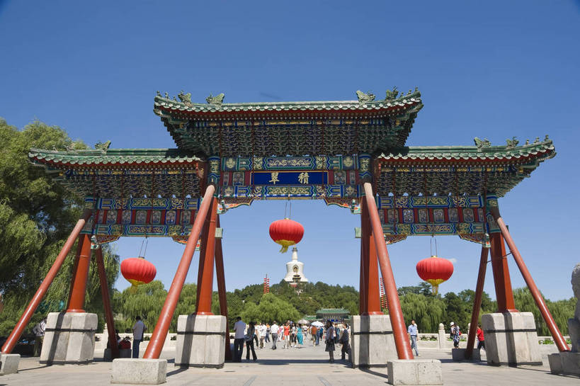 摄影师,横图,彩色,室外,白天,旅游,名胜古迹,建筑,北海公园,北京,中国,亚洲,游人,古老,灯笼,牌坊,古迹,历史,文化,文物,白塔,遗址,树木,名胜,风景,蓝天,阳光,晴天,文明,摄像师,气势,幽静,bj174