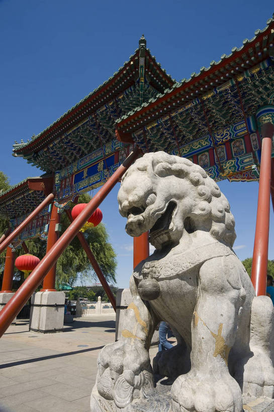 无人,摄影师,竖图,彩色,室外,白天,旅游,名胜古迹,建筑,北海公园,北京,中国,亚洲,古老,牌坊,古迹,历史,文化,文物,石狮子,遗址,树木,名胜,风景,蓝天,阳光,晴天,文明,摄像师,气势,幽静,bj174