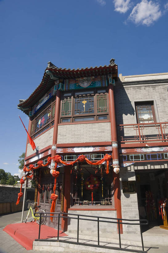 无人,摄影师,竖图,室外,白天,仰视,旅游,北京,中国,亚洲,首都,历史,文化,传统,民族,休闲,放松,风光,近景,东亚,摄像师,中华人民共和国,北京市,京,北平,华北地区,低角度拍摄,旅行,烟袋斜街,北京鼓楼大街,鼓楼大街,bj174