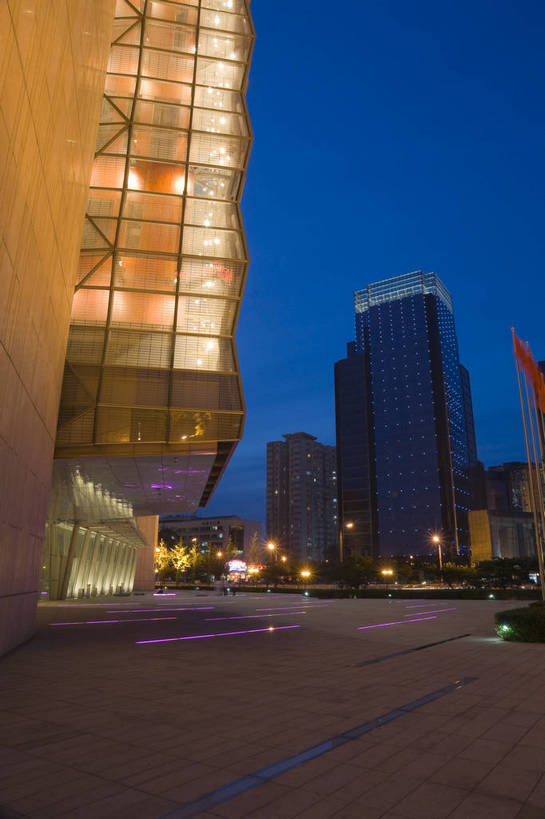 摄影师,竖图,室外,夜晚,旅游,办公楼,城市风光,城市,夜景,北京,中国,亚洲,灯光,首都,东方,休闲,放松,对比,风光,东亚,摄像师,中华人民共和国,东城区,北京市,京,北平,华北地区,旅行,东城,保利大厦,东四十条,bj174