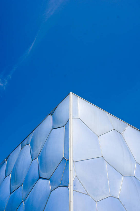 无人,摄影师,体育馆,竖图,室外,特写,白天,锻炼,旅游,快乐,比赛,运动,竞争,城市,建筑,中国,亚洲,局部,壮观,娱乐,现代化,白云,风景,蓝天,阳光,休闲,奥林匹克,奥运,经济,晴天,雄伟,体育运动,近景,摄像师,奥运场馆,体育,健身,奥运会,奥林匹克运动,北京奥运会,水立方,标志性建筑,2008年北京奥运会,bj174