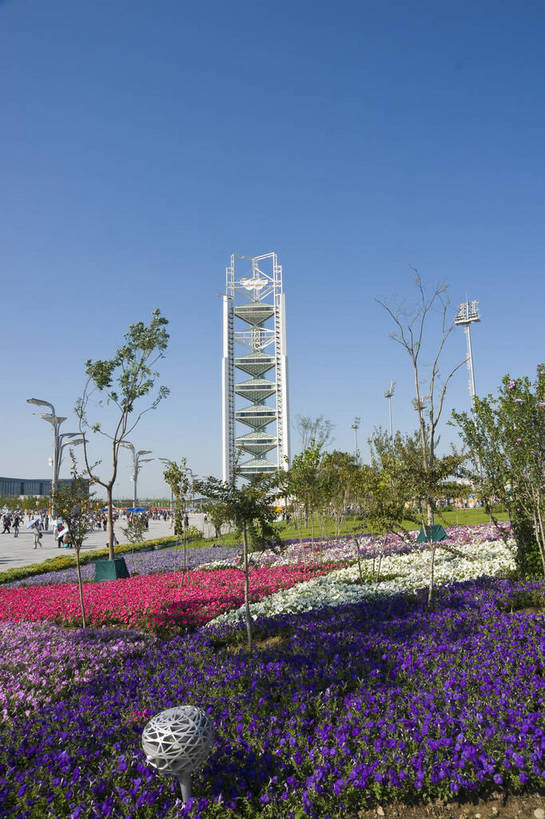 摄影师,竖图,彩色,室外,白天,锻炼,旅游,快乐,比赛,运动,竞争,城市,建筑,中国,亚洲,游人,繁华,花坛,塔,娱乐,现代化,风景,蓝天,阳光,休闲,奥林匹克,奥运,经济,晴天,体育运动,电视塔,摄像师,奥运村,体育,健身,商业,奥运会,奥林匹克运动,北京奥运会,2008年北京奥运会,奥林匹克村,运动员村,bj174