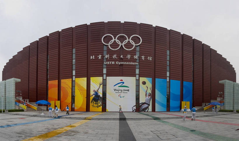 摄影师,体育馆,横图,彩色,室外,白天,锻炼,旅游,快乐,比赛,运动,竞争,城市,建筑,中国,亚洲,繁华,云,楼群,娱乐,现代化,风景,天,休闲,奥林匹克,奥运,热闹,经济,体育运动,摄像师,志愿者,体育,健身,商业,义工,志工,奥运会,奥林匹克运动,北京奥运会,标志性建筑,2008年北京奥运会,北京科技大学体育馆,bj174