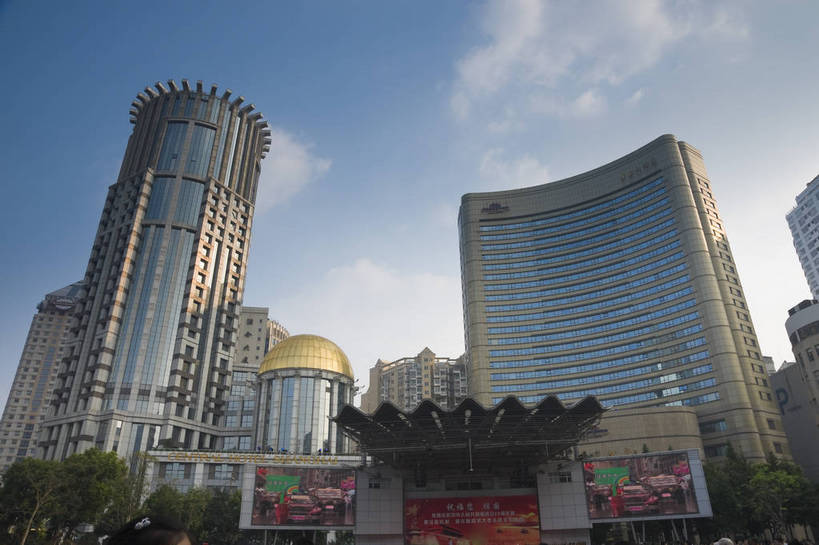 无人,摄影师,横图,彩色,室外,白天,旅游,度假,步行街,城市,建筑,上海,中国,亚洲,繁华,楼群,娱乐,商业街,建筑物,名胜,现代化,白云,风景,蓝天,阳光,南京路,享受,休闲,放松,经济,晴天,摄像师,商业,高层建筑,bj174