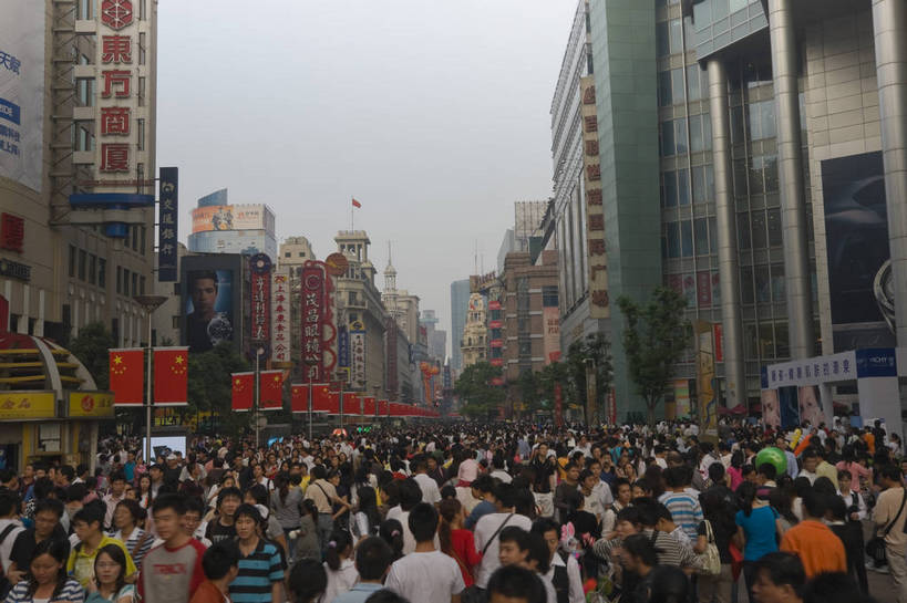 摄影师,横图,彩色,室外,白天,旅游,度假,步行街,城市,建筑,上海,中国,亚洲,游人,繁华,楼群,拥挤,娱乐,商业街,建筑物,名胜,现代化,白云,风景,蓝天,阳光,南京路,享受,休闲,放松,热闹,经济,晴天,摄像师,商业,高层建筑,bj174