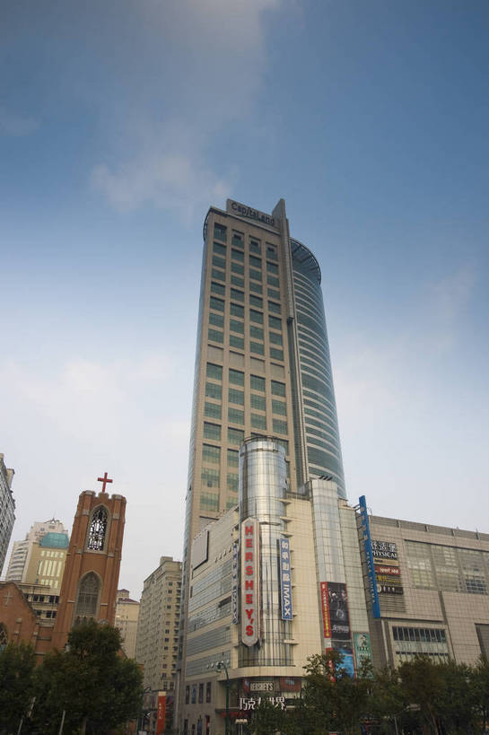 无人,摄影师,竖图,彩色,室外,白天,旅游,度假,步行街,城市,建筑,中国,亚洲,繁华,楼群,娱乐,商业街,建筑物,名胜,现代化,白云,风景,蓝天,阳光,享受,休闲,放松,经济,晴天,摄像师,上海人民广场,商业,高层建筑,bj174