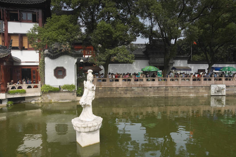 摄影师,横图,彩色,室外,白天,旅游,上海,中国,亚洲,游人,雕刻,雕像,房屋,楼阁,屋子,池塘,云,历史,文化,楼房,石雕,名胜,风景,阳光,城隍庙,天,热闹,晴天,文明,古朴,摄像师,房子,架空,bj174