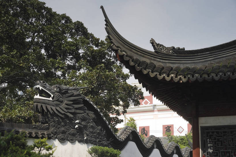 无人,摄影师,横图,彩色,室外,白天,旅游,建筑,雕塑,上海,中国,亚洲,雕刻,瓦片,屋檐,历史,文化,石雕,檐,树,名胜,白云,风景,蓝天,阳光,城隍庙,豫园,晴天,园林,文明,古朴,房檐,摄像师,威严,气势,幽静,bj174