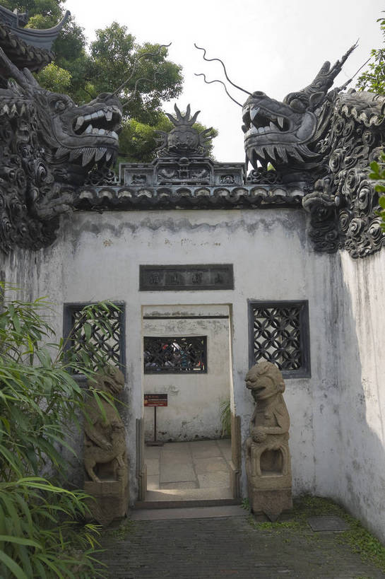 无人,摄影师,竖图,彩色,室外,白天,旅游,门,建筑,雕塑,上海,中国,亚洲,雕刻,瓦片,屋檐,历史,文化,石雕,檐,树,名胜,风景,阳光,城隍庙,豫园,天,晴天,园林,文明,古朴,摄像师,威严,气势,幽静,bj174