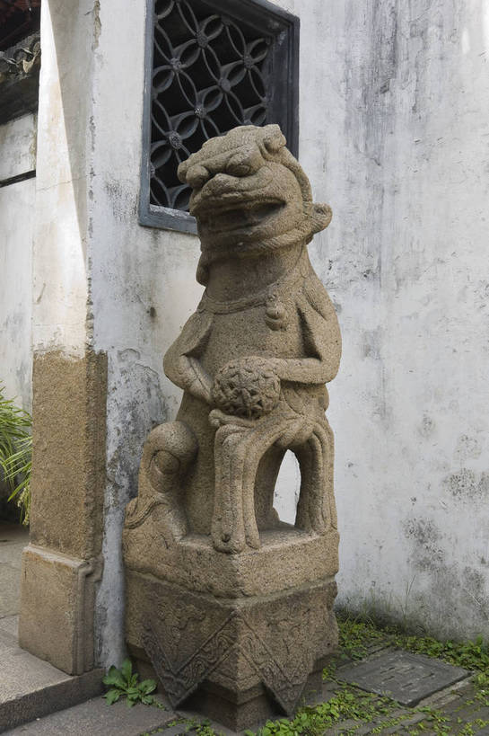 无人,摄影师,竖图,彩色,室外,白天,旅游,上海,中国,亚洲,雕刻,历史,文化,石狮子,石雕,风景,阳光,城隍庙,豫园,晴天,园林,文明,近景,古朴,摄像师,幽静,bj174