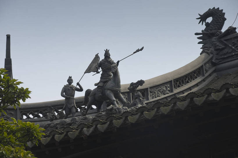 无人,摄影师,横图,彩色,室外,白天,旅游,建筑,雕塑,上海,中国,亚洲,雕刻,屋檐,云,历史,文化,石雕,树,名胜,风景,阳光,城隍庙,豫园,天,晴天,园林,文明,古朴,摄像师,威严,气势,幽静,bj174