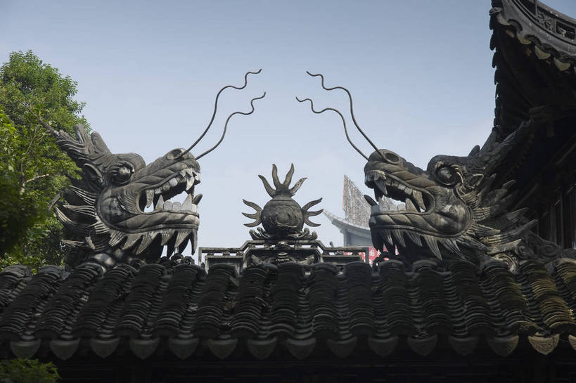 无人,摄影师,横图,彩色,室外,白天,仰视,旅游,建筑,雕塑,上海,中国,亚洲,雕刻,瓦片,屋檐,历史,文化,石雕,檐,树,名胜,风景,阳光,城隍庙,豫园,天,晴天,园林,文明,古朴,摄像师,威严,气势,幽静,bj174
