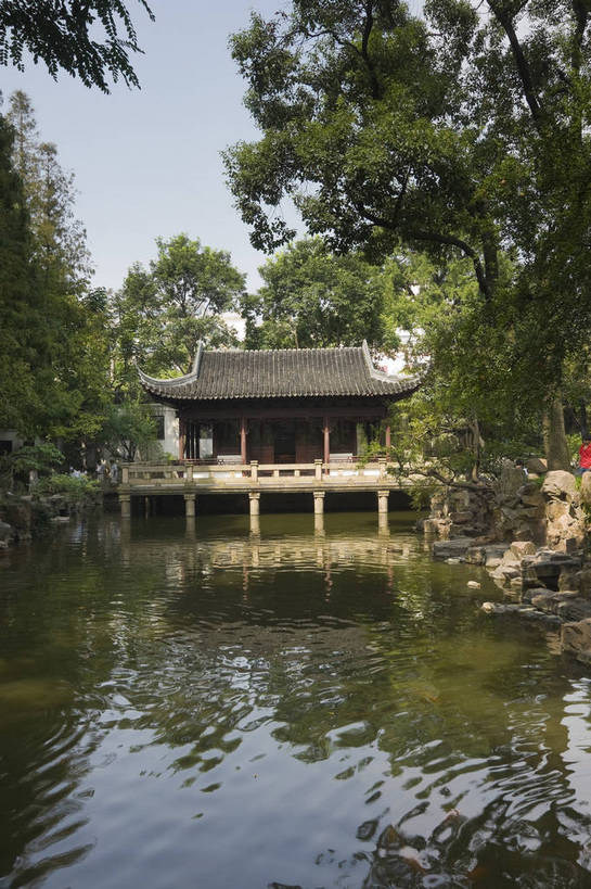 无人,摄影师,竖图,彩色,室外,白天,旅游,建筑,上海,中国,亚洲,亭子,历史,文化,遗址,树木,名胜,白云,风景,蓝天,阳光,城隍庙,豫园,假山,晴天,园林,文明,古朴,摄像师,幽静,bj174