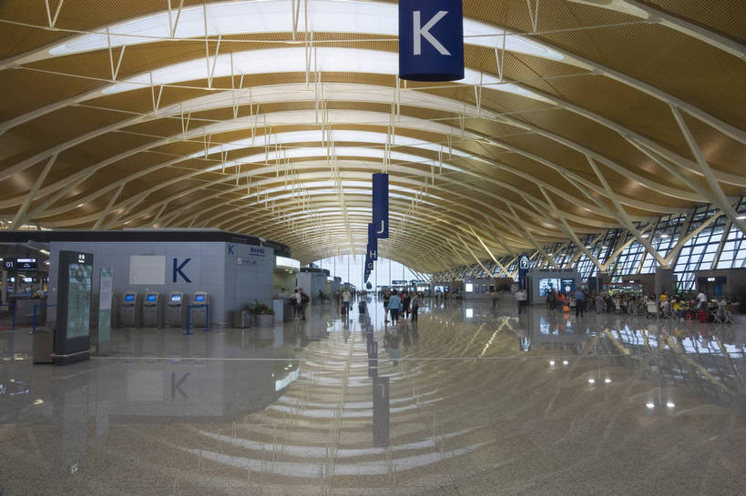 摄影师,横图,彩色,室内,白天,旅游,城市,飞机场,建筑,中国,亚洲,繁华,豪华,顾客,建筑物,现代化,风景,经济,候机室,宽敞,摄像师,上海浦东国际机场,bj174