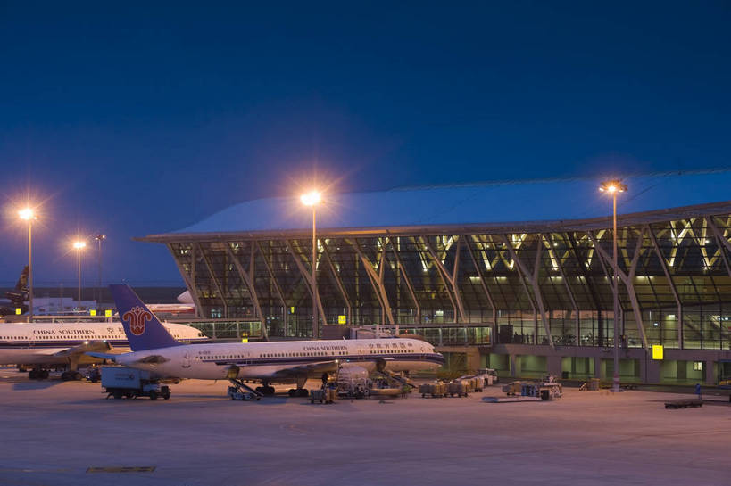 摄影师,横图,彩色,室外,旅游,城市,飞机场,建筑,夜景,中国,亚洲,灯光,建筑物,现代化,风景,停机坪,天,经济,工作人员,摄像师,上海浦东国际机场,bj174