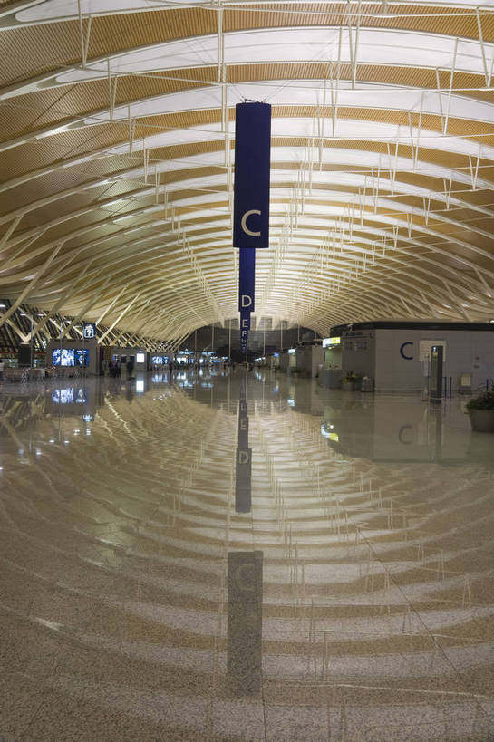 摄影师,竖图,彩色,室内,白天,旅游,城市,飞机场,建筑,上海,中国,亚洲,繁华,豪华,顾客,建筑物,浦东国际机场,现代化,风景,经济,候机室,宽敞,摄像师,bj174