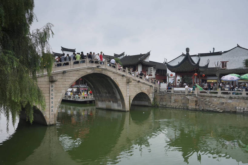 摄影师,横图,彩色,室外,白天,旅游,河流,建筑,上海,中国,亚洲,游人,乡村,云,桥,小船,古典,历史,文化,民居,古镇,名胜,风景,天,水乡,小镇,文明,古朴,摄像师,幽静,七宝古镇,房子,bj174