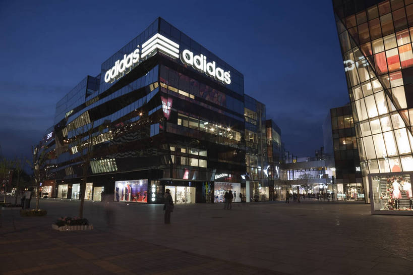 横图,彩色,室外,旅游,城市,道路,建筑,街道,商场,夜景,北京,中国,亚洲,行人,游人,繁华,楼群,灯光,首都,商业街,建筑物,现代化,风景,热闹,经济,市区,东亚,中华人民共和国,北京市,京,北平,华北地区,朝阳区,商业,高层建筑,购物中心,三里屯,三里屯酒吧街,bj174