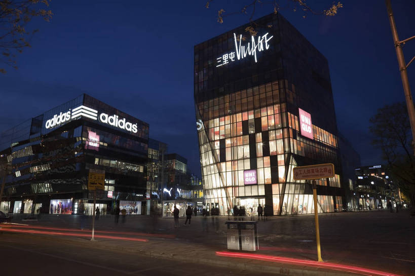 横图,彩色,室外,旅游,城市,道路,建筑,街道,商场,夜景,北京,中国,亚洲,行人,游人,繁华,楼群,灯光,首都,商业街,建筑物,现代化,风景,热闹,经济,市区,东亚,中华人民共和国,北京市,京,北平,华北地区,朝阳区,商业,高层建筑,购物中心,三里屯,三里屯酒吧街,bj174