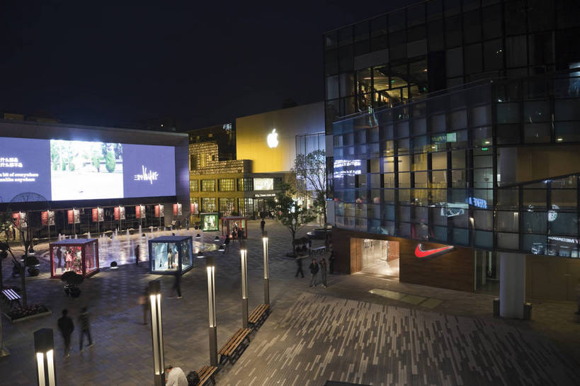 横图,彩色,室外,旅游,城市,道路,建筑,街道,商场,夜景,北京,中国,亚洲,行人,游人,繁华,楼群,灯光,首都,商业街,建筑物,现代化,风景,热闹,经济,市区,东亚,中华人民共和国,北京市,京,北平,华北地区,朝阳区,商业,高层建筑,购物中心,三里屯,三里屯酒吧街,bj174