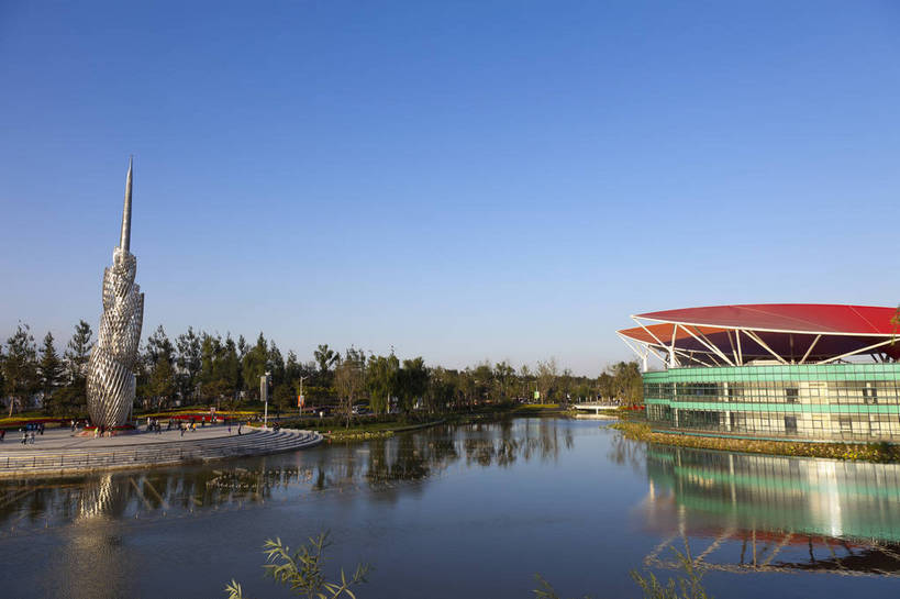 公园,横图,彩色,室外,特写,白天,旅游,度假,湖,名胜古迹,标志建筑,地标,建筑,雕塑,西安,中国,遗迹,图片,景观,塔,古迹,文物,娱乐,建设,古建筑,自然,人工湖,享受,休闲,旅游胜地,放松,摄影,园林,展览,古文明,陕西省,阳光房,展览会,博览会,花博会,中国花卉博览会,bj174