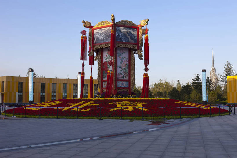 公园,广场,横图,彩色,室外,白天,旅游,度假,名胜古迹,标志建筑,地标,建筑,雕塑,西安,中国,遗迹,灯笼,图片,景观,古迹,文物,娱乐,建设,古建筑,自然,享受,休闲,旅游胜地,放松,摄影,展览,古文明,陕西省,展览会,博览会,花博会,中国花卉博览会,bj174