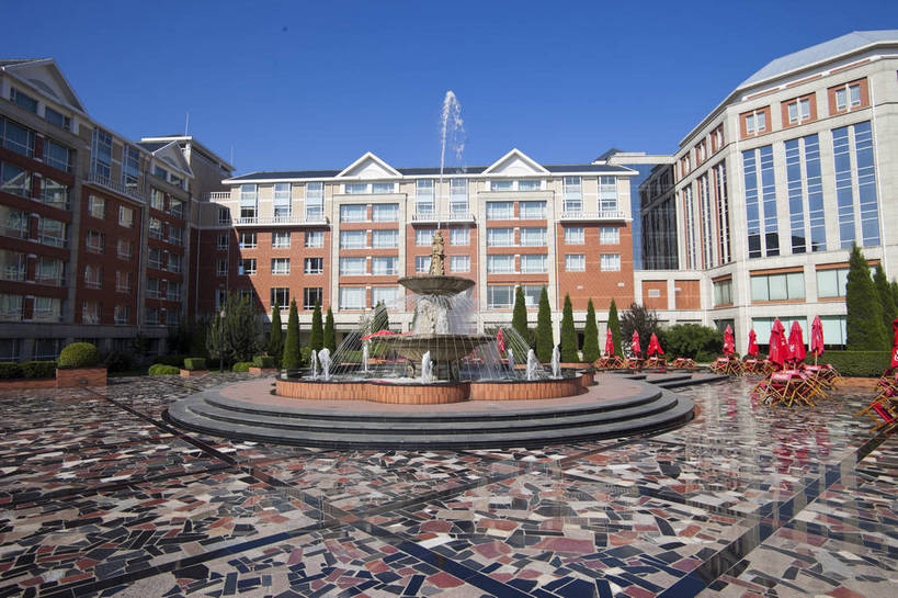 广场,横图,彩色,室外,白天,城市,建筑,酒店,喷泉,北京,中国,亚洲,花坛,图片,水池,首都,豪华,现代建筑,休闲,摄影,生活方式,环境,东亚,中华人民共和国,北京市,京,北平,华北地区,昌平区,昌平,北京龙城丽宫国际酒店,龙城丽宫国际酒店,bj174