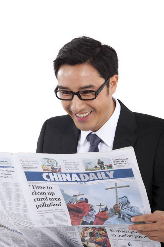 东方人,一个人,商务人士,商务男性,坐,笑,竖图,彩色,室内,白天,白色背景,侧面,衬衫,西装,商务,时尚,阅读,成功,报纸,北京,中国,套装,正装,图片,眼镜,年轻,现代,职业,享受,成熟,活力,可爱,自信,摄影,读报,青春,戴眼镜,商务装,工薪阶层,男人,男性,年轻男性,亚洲人,中国人,年轻人,白领,上班族,半身,影棚拍摄,衬衣,高兴,愉快,bj174