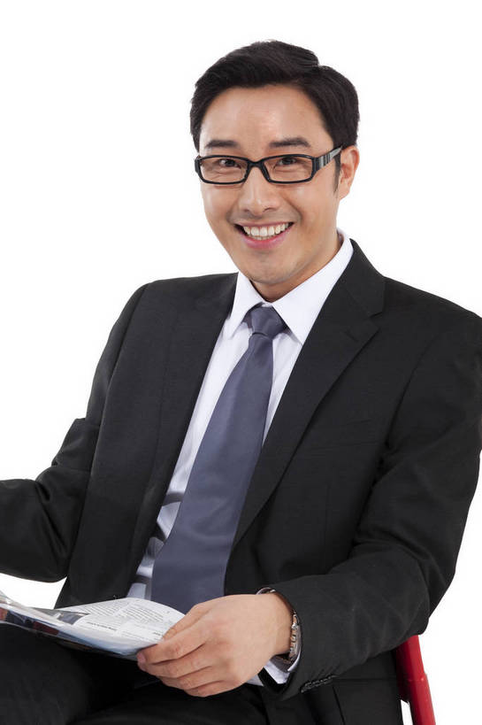 东方人,一个人,商务人士,商务男性,坐,微笑,竖图,彩色,室内,白天,白色背景,侧面,衬衫,西装,商务,时尚,阅读,成功,报纸,北京,中国,套装,正装,图片,眼镜,年轻,现代,职业,享受,成熟,活力,可爱,自信,摄影,读报,青春,戴眼镜,商务装,工薪阶层,男人,男性,年轻男性,亚洲人,中国人,年轻人,白领,上班族,半身,影棚拍摄,衬衣,愉快,bj174