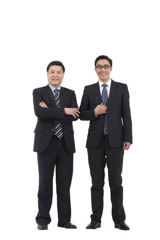 东方人,中年人,两个人,伙伴,商务人士,商务男性,站,微笑,竖图,彩色,室内,白天,白色背景,正面,衬衫,西装,商务,时尚,友谊,成功,合作,团队,北京,中国,套装,正装,图片,眼镜,年轻,现代,并肩,职业,享受,成熟,活力,可爱,自信,摄影,青春,同伴,戴眼镜,商务装,工薪阶层,团结,友情,男人,男性,年轻男性,中年男性,亚洲人,中国人,年轻人,白领,上班族,全身,影棚拍摄,衬衣,愉快,bj174