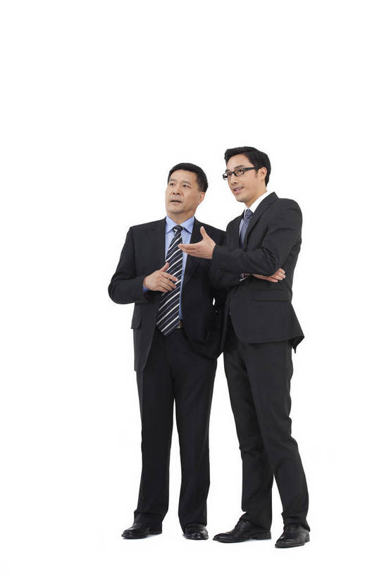 东方人,中年人,两个人,伙伴,商务人士,商务男性,站,微笑,竖图,彩色,室内,白天,白色背景,侧面,衬衫,西装,商务,时尚,友谊,成功,合作,团队,北京,中国,套装,正装,图片,眼镜,年轻,指点,现代,并肩,职业,享受,成熟,活力,可爱,自信,摄影,青春,同伴,戴眼镜,商务装,工薪阶层,团结,友情,男人,男性,年轻男性,中年男性,亚洲人,中国人,年轻人,白领,上班族,全身,影棚拍摄,衬衣,愉快,bj174