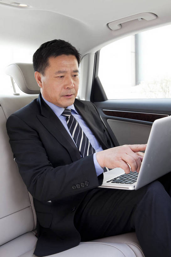 东方人,中年人,一个人,商务人士,商务男性,坐,微笑,竖图,彩色,室内,白天,白色背景,侧面,衬衫,西装,商务,时尚,成功,笔记本电脑,汽车,北京,中国,套装,正装,工作,图片,现代,职业,享受,成熟,活力,可爱,自信,摄影,小汽车,商务装,工薪阶层,上网,男人,男性,中年男性,亚洲人,中国人,白领,上班族,半身,影棚拍摄,衬衣,愉快,bj174