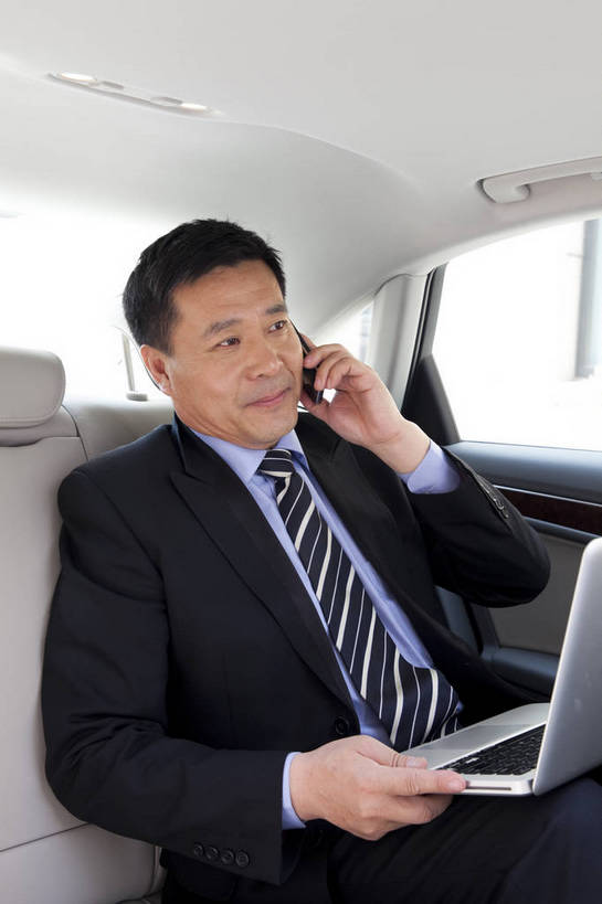 东方人,中年人,一个人,商务人士,商务男性,坐,打电话,微笑,竖图,彩色,室内,白天,白色背景,侧面,衬衫,西装,商务,时尚,成功,笔记本电脑,汽车,手机,北京,中国,套装,正装,工作,图片,现代,职业,享受,成熟,活力,可爱,自信,摄影,小汽车,商务装,工薪阶层,上网,男人,男性,中年男性,亚洲人,中国人,白领,上班族,沟通,半身,影棚拍摄,衬衣,愉快,bj174