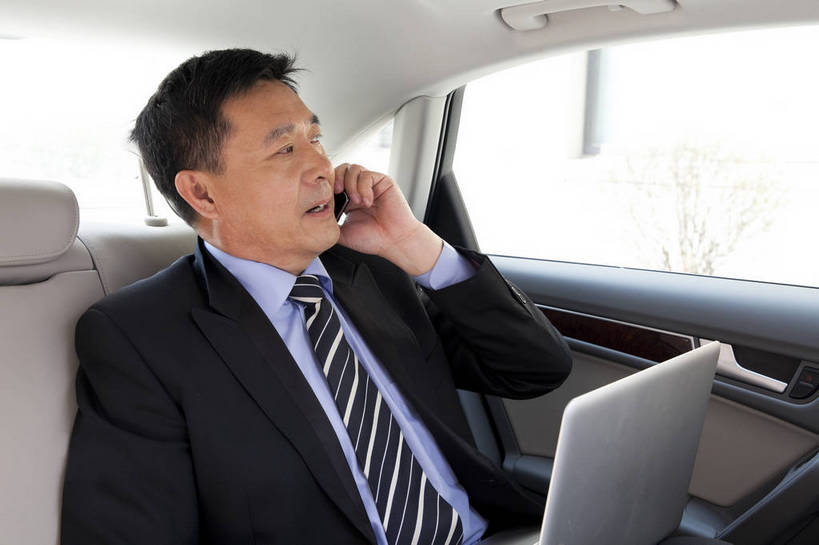 东方人,中年人,一个人,商务人士,商务男性,坐,打电话,微笑,横图,彩色,室内,白天,白色背景,侧面,衬衫,西装,商务,时尚,成功,笔记本电脑,汽车,手机,北京,中国,套装,正装,工作,图片,现代,职业,享受,成熟,活力,可爱,自信,摄影,小汽车,商务装,工薪阶层,上网,男人,男性,中年男性,亚洲人,中国人,白领,上班族,沟通,半身,影棚拍摄,衬衣,愉快,bj174