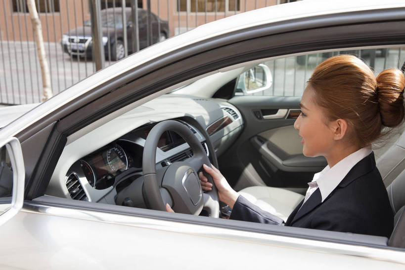 东方人,一个人,商务人士,商务女性,坐,横图,彩色,室外,白天,白色背景,侧面,西装,商务,时尚,性感,成功,汽车,北京,中国,套装,正装,图片,美丽,年轻,漂亮,现代,驾驶,开车,职业,享受,成熟,活力,可爱,美女,专注,自信,摄影,青春,优雅,小汽车,商务装,工薪阶层,年轻女性,女人,女性,亚洲人,中国人,年轻人,白领,上班族,半身,影棚拍摄,愉快,bj174