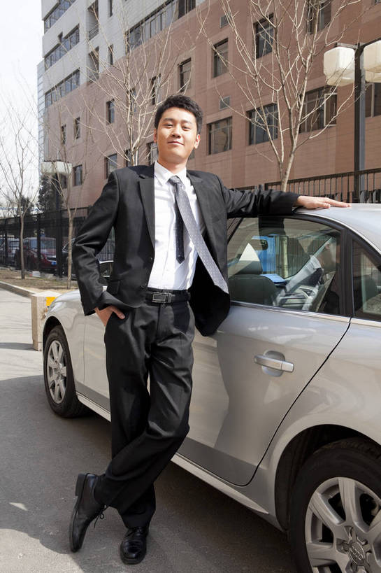 东方人,一个人,商务人士,商务女性,站,打电话,微笑,竖图,彩色,室外,白天,白色背景,正面,西装,商务,时尚,成功,汽车,手机,北京,中国,套装,正装,图片,年轻,现代,职业,享受,成熟,活力,可爱,自信,摄影,青春,小汽车,商务装,工薪阶层,男人,男性,年轻男性,亚洲人,中国人,年轻人,白领,上班族,沟通,全身,影棚拍摄,愉快,bj174