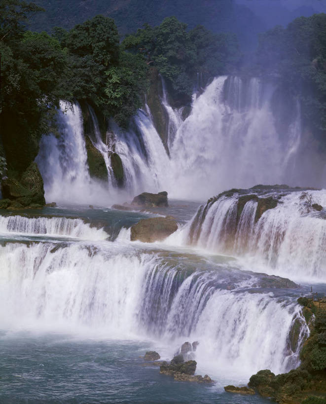 无人,竖图,彩色,室外,白天,旅游,度假,美景,名胜古迹,瀑布,树林,雾,标志建筑,地标,建筑,中国,亚洲,遗迹,图片,水流,水帘,潭,古迹,文物,娱乐,建设,古建筑,风景,自然,享受,休闲,旅游胜地,放松,摄影,地理,缭绕,风光,广西,宁静,自然风光,落差,古文明,东亚,德天瀑布,广西壮族自治区,德天跨国大瀑布,中华人民共和国,桂,华南地区,崇左,崇左市,仙境,大新,大新县,硕龙镇,bj174